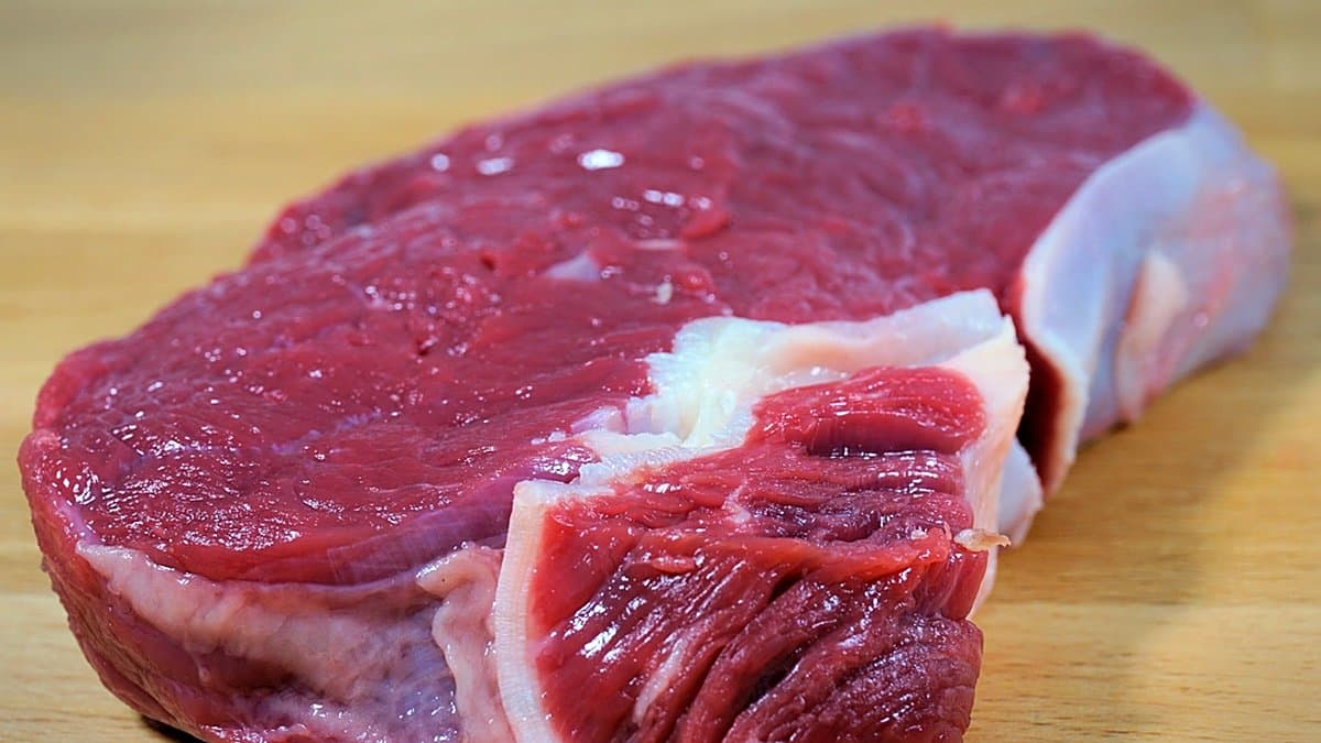 Pasillos de supermercado con secciones de carne, congelados y charcutería