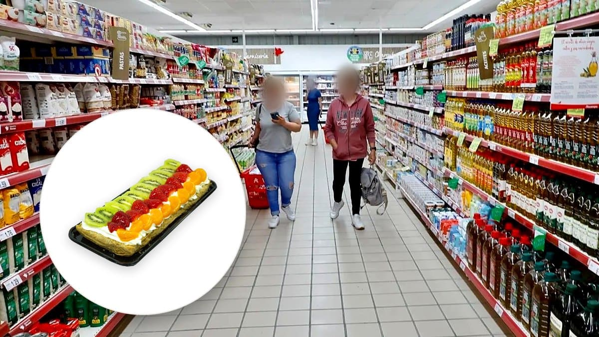 Expositor de frutas variadas de verano en un mercado español con melocotones, nectarinas, melones y ciruelas bajo luz natural de mediodía