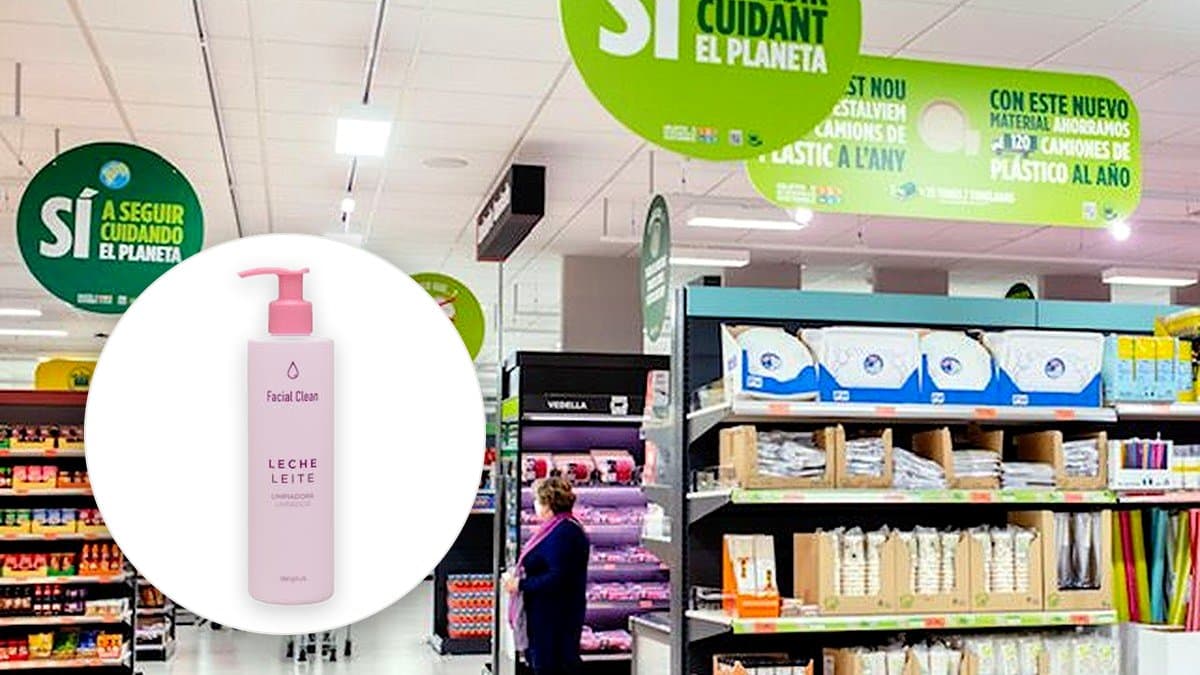 Bote blanco de leche limpiadora Facial Clean junto a discos de algodón en un estante de baño con luz matutina clara.