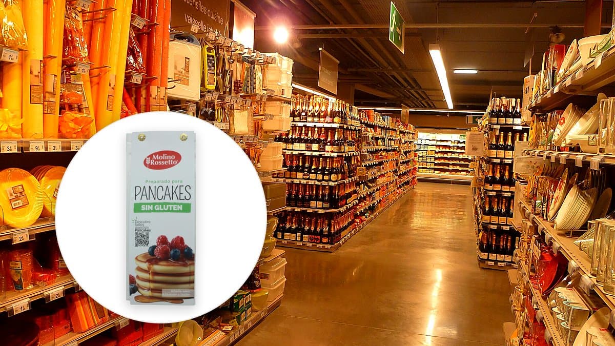 Pila de pancakes de Molino Rossetto sin gluten en plato blanco junto a bolsa de preparado y bol de masa recién batida