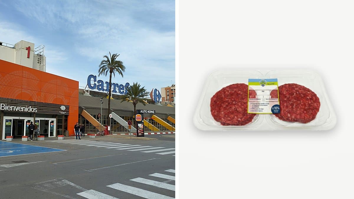 Bandeja de dos hamburguesas de Círculo de Calidad en espuma de supermercado, junto a parrilla casera con brasas incandescentes de fondo.