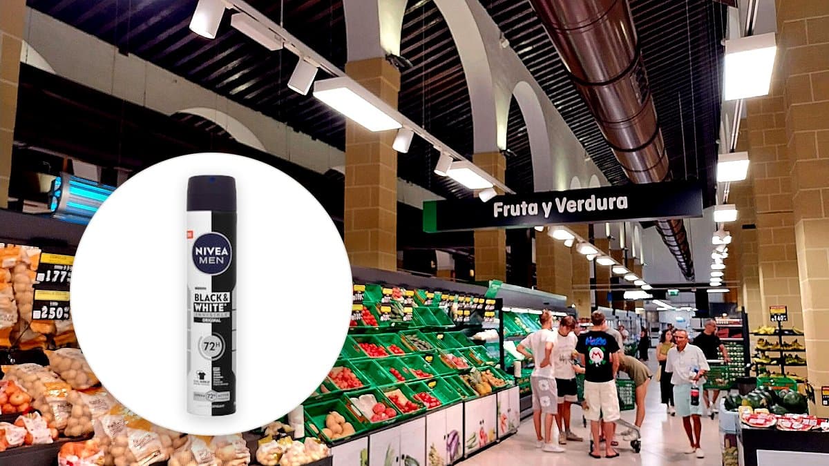 Bote de desodorante spray Nivea Men Black & White sobre una estantería de baño, junto a un espejo y una toalla, con luz matinal suave