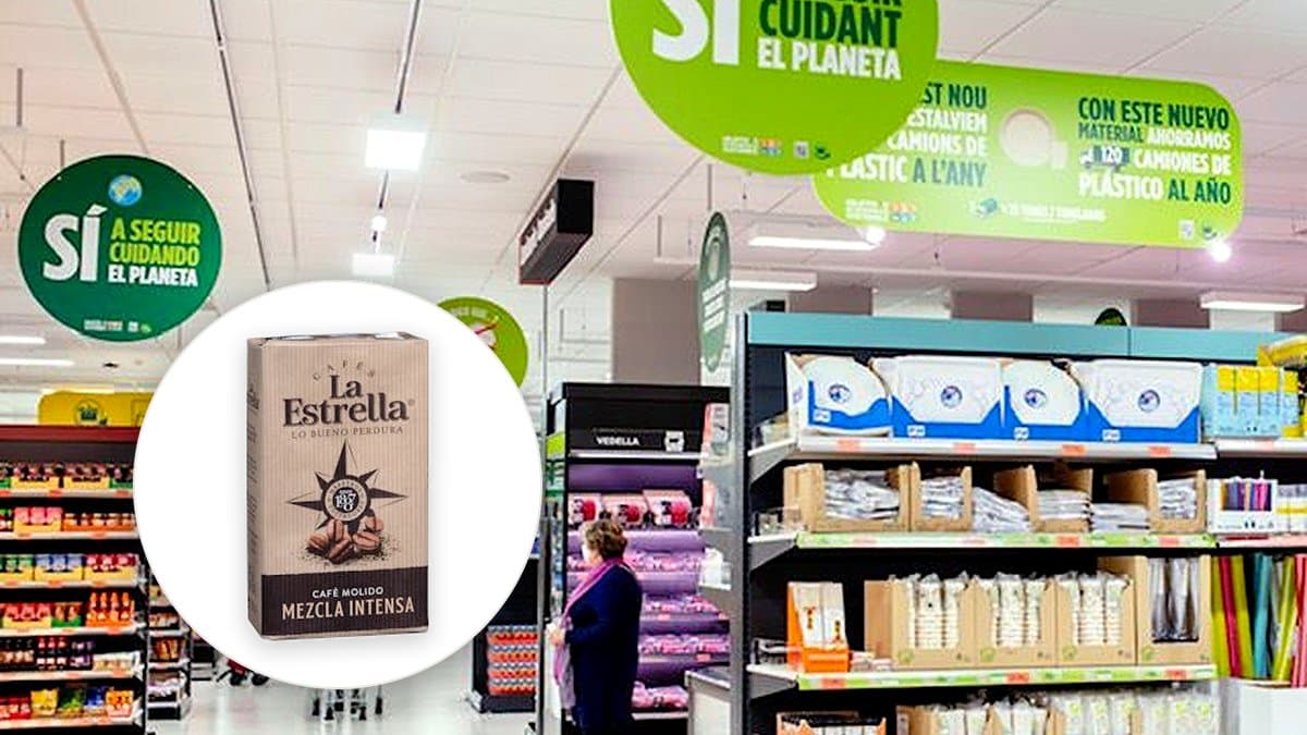 Paquetes de café molido mezcla intensa La Estrella comparados lado a lado en mostrador, con recibos de compra debajo, taza de café expreso llena en primer plano