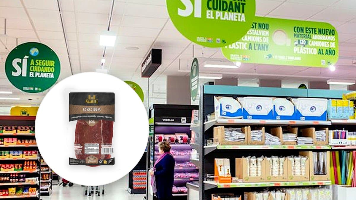 Lonchas de cecina ahumada natural Embutidos Pajariel en tabla de madera con vino tinto