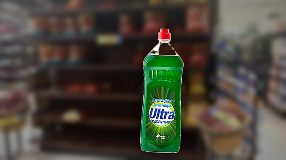 Botella de lavavajillas Ultra concentrado de Bosque Verde junto a un fregadero con agua y espuma