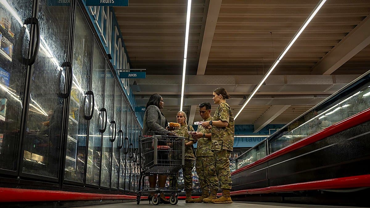 Interior de la nueva tienda Mercadona Tienda 9 en Chamberí, mostrando el obrador central con productos frescos y secciones de cocinados, panadería y carnicería integradas bajo iluminación cálida.