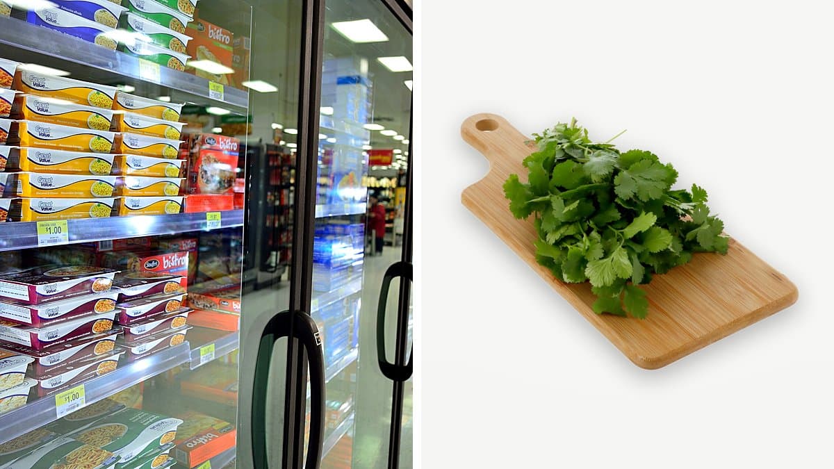 Empleado de supermercado reponiendo verduras en bandeja refrigerada durante las primeras horas de la mañana.