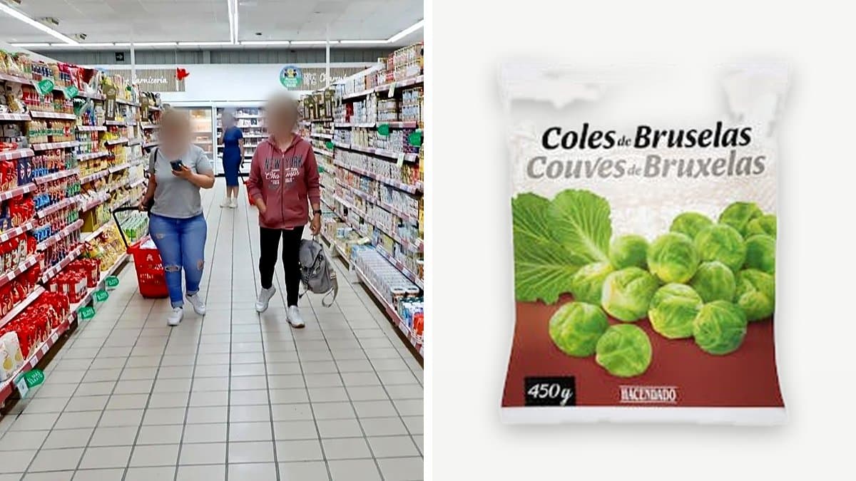 Comprador con carrito decidiendo entre las fachadas de dos supermercados diferentes en una calle comercial.
