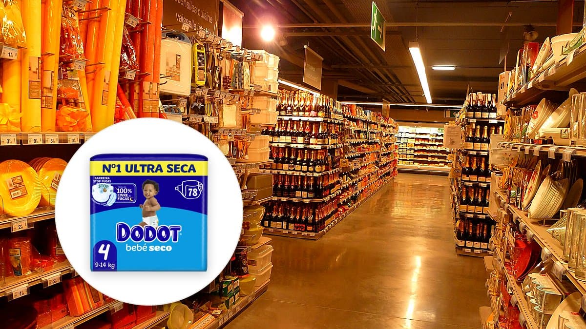 Paquete de pañales Dodot Bebé Seco T4 en estantería de supermercado, carrito desenfocado
