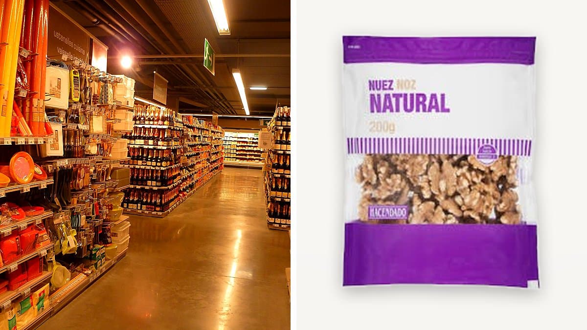 Nueces peladas derramándose de una bolsa abierta sobre tabla de madera junto a cuenco de yogur, luz matinal natural, fotografía editorial profesional