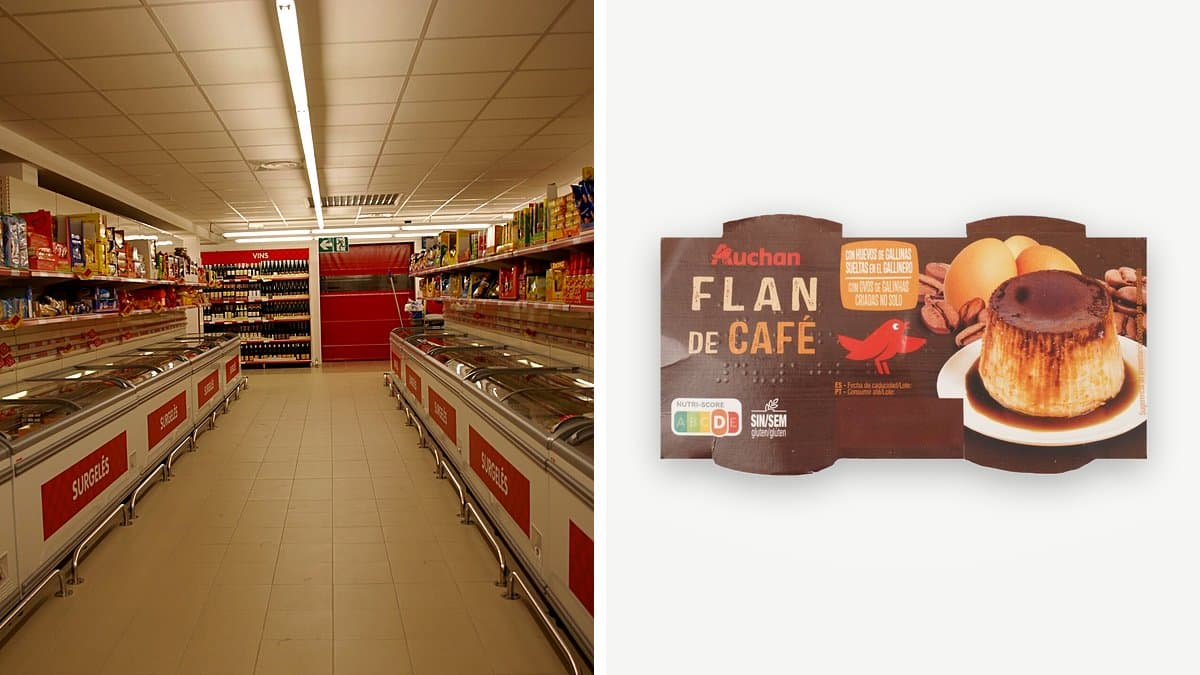 Empleado reponiendo cajas en estantería de supermercado durante apertura de tienda