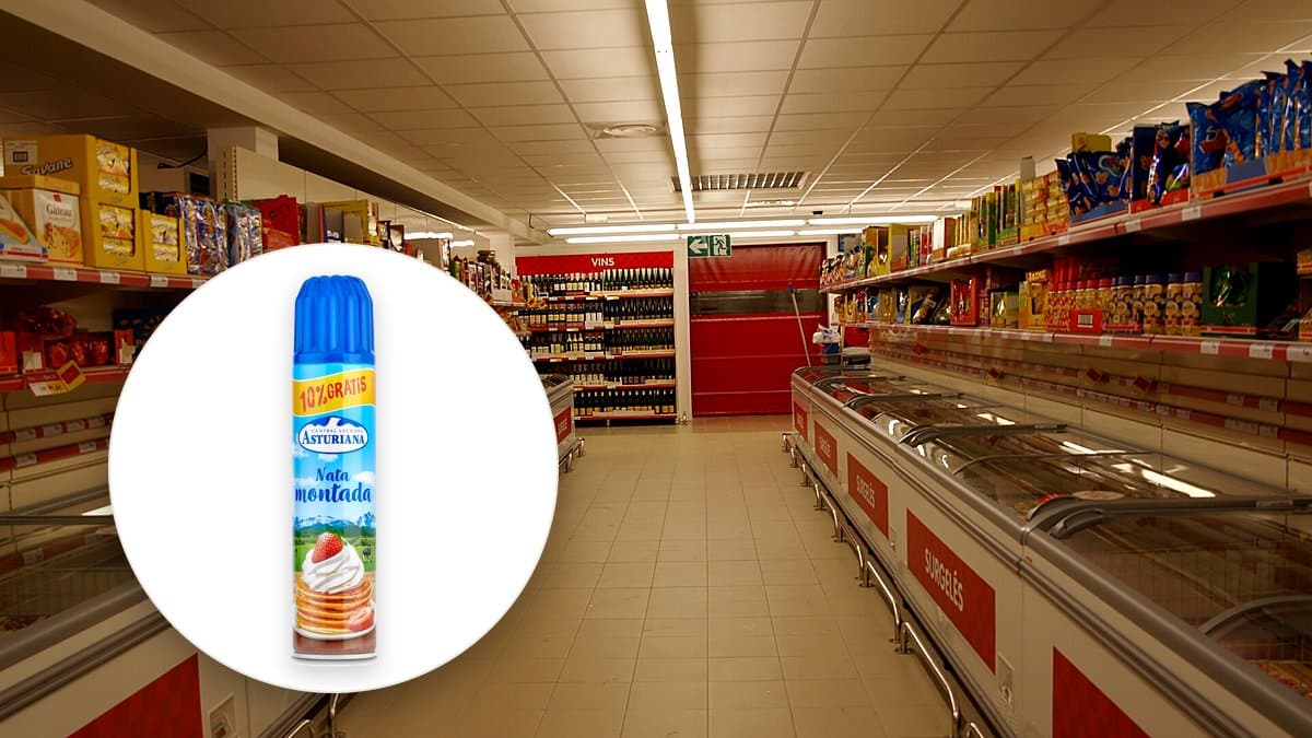 Envase de nata montada Asturiana refrigerado junto a un bol de nata montada casera con fresas y un batidor