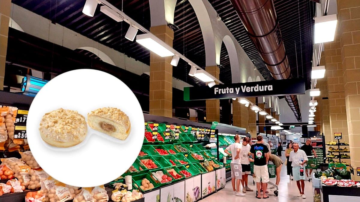 Berlina con cobertura blanca y trozos de galleta en la bandeja del horno de Mercadona, luz matutina cálida.