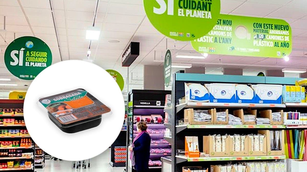Sobrasada picante balear de Mercadona extendida sobre pan tostado en tabla de madera