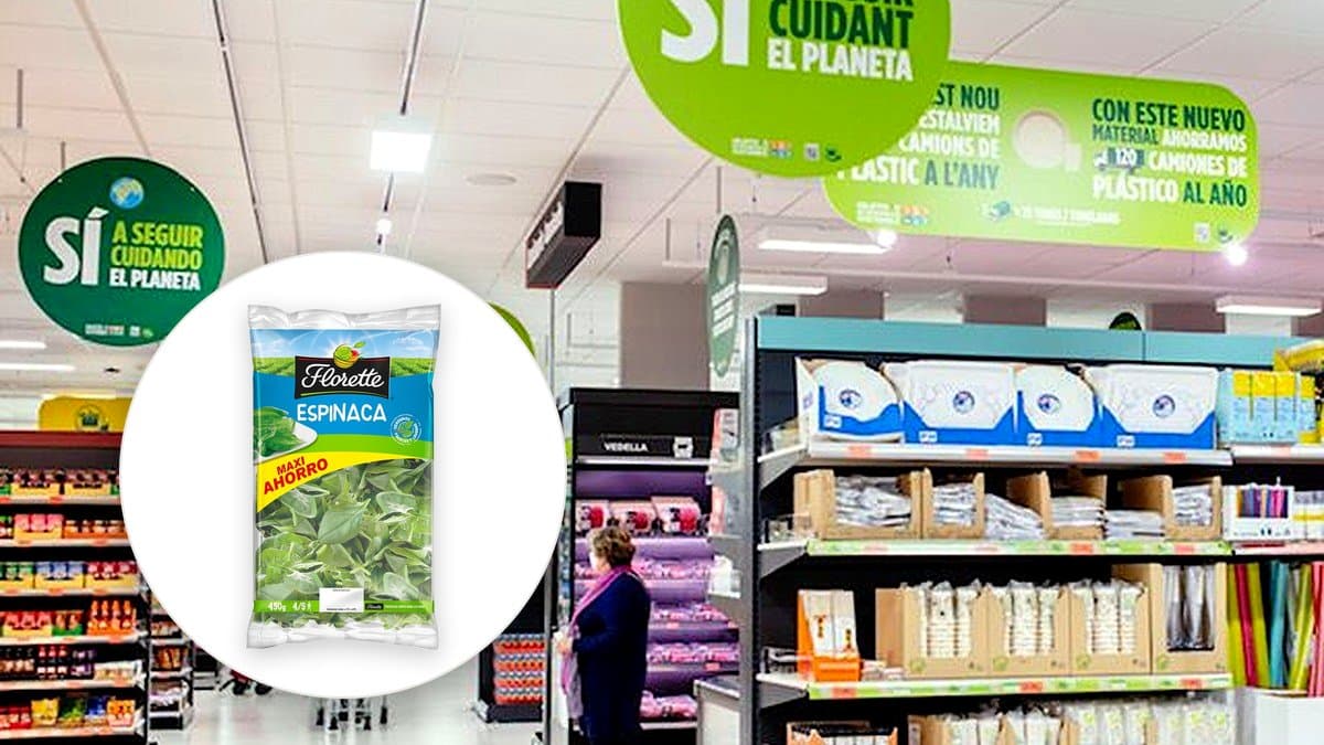 Mano de comprador cogiendo producto fresco rebajado en estantería refrigerada de supermercado al atardecer.