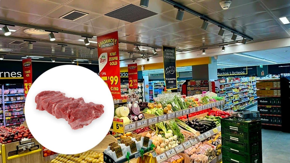 Recibo de supermercado enrollado sobre una mesa junto a una bolsa de compra con carne, productos congelados y queso rebanado visibles.
