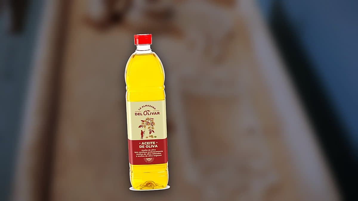 Botella de un litro de aceite de oliva suave Día La Almazara del Olivar en lineal de supermercado rodeada de otras marcas de aceite