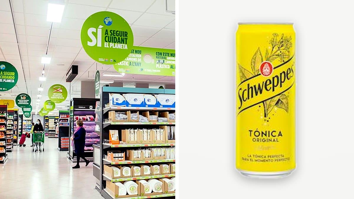 Botellín de tónica Schweppes original junto a copa con hielo y limón sobre mostrador de mármol