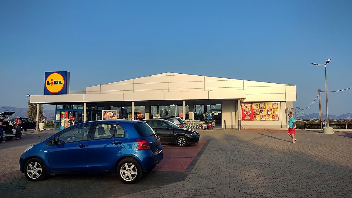 Lineal de supermercado alemán con productos españoles de aceite y conservas, iluminación editorial de tienda
