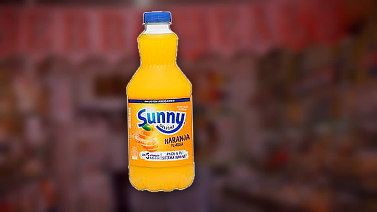 Botella de Florida Sunny Delight sobre mesa de desayuno con pan tostado, zumo de naranja y mochila escolar, luz natural matutina otoñal, tonos cálidos