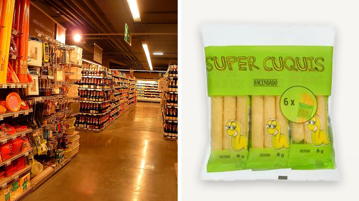 Pasillo de supermercado con estanterías de diferentes alturas, un cliente agachado leyendo productos de nivel inferior bajo iluminación cinéfila tibia