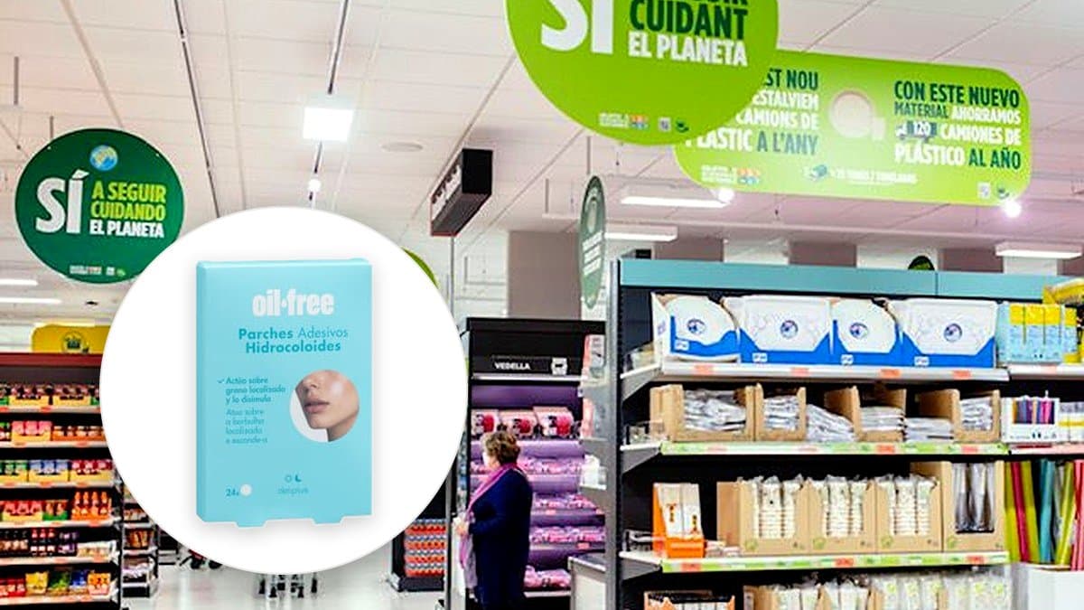 Parche transparente de hidrocoloide sobre la mejilla de una joven en el baño