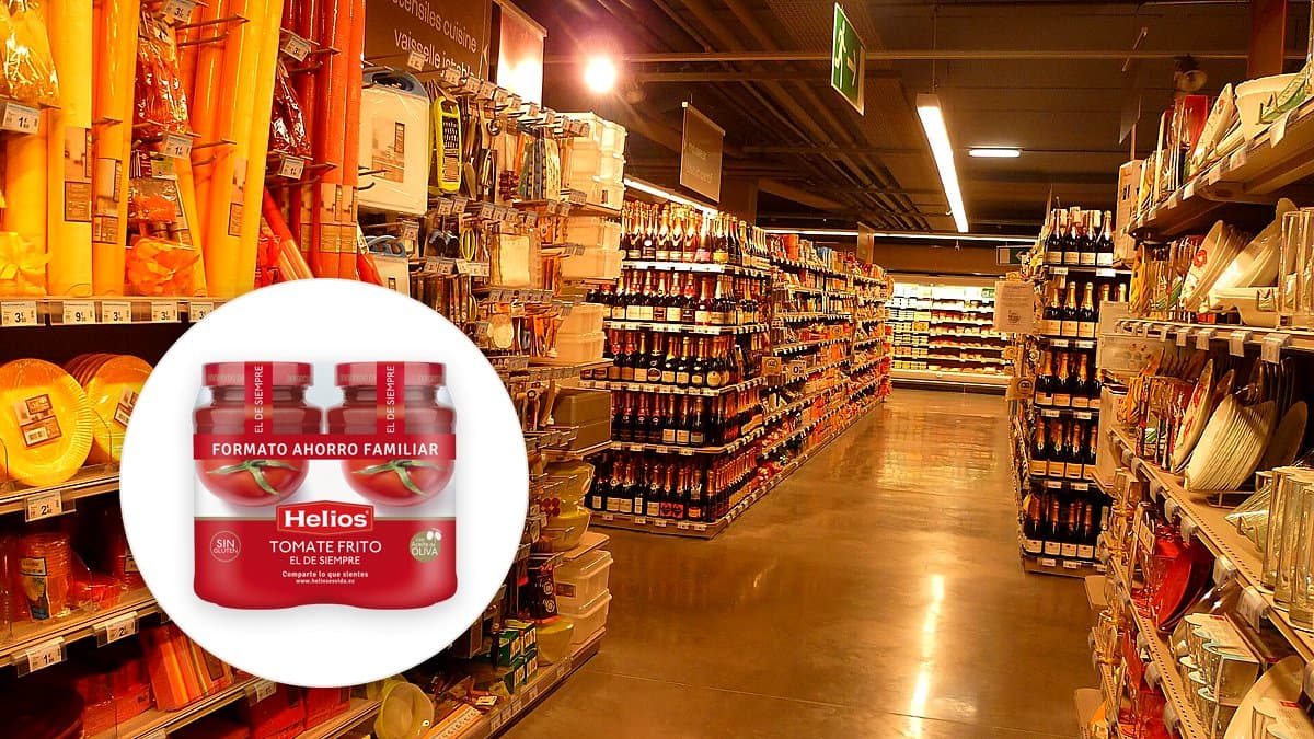 Dos tarros de tomate frito Helios en estantería de Carrefour con etiqueta de precio a la vista
