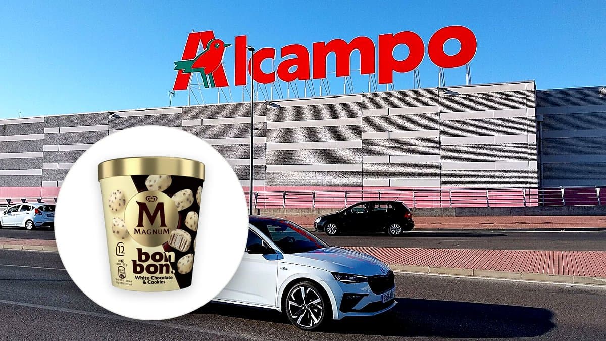 Caja abierta de doce bombones helados Magnum recubiertos de chocolate blanco en estantería congelada, algunos en plato, luz cinematográfica fría.