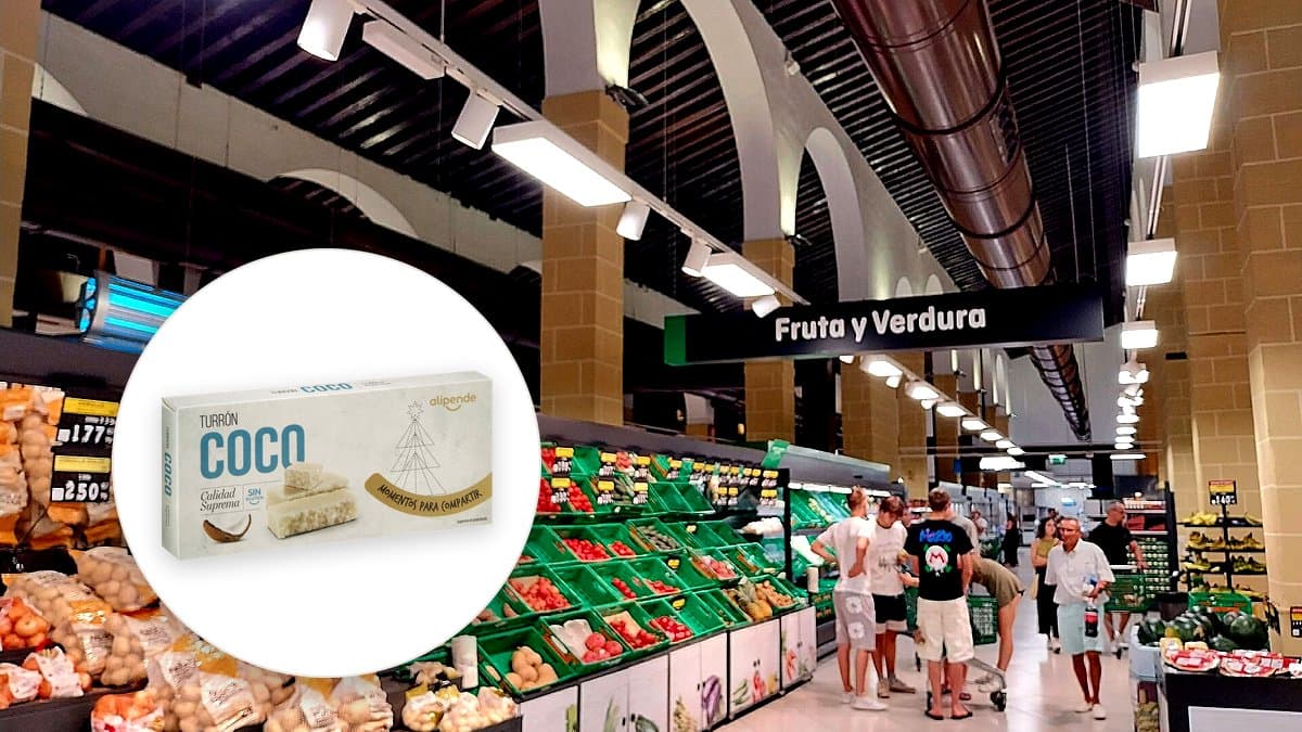 Cajas de turrón apiladas en estantería de supermercado con decoración navideña de fondo difuminada
