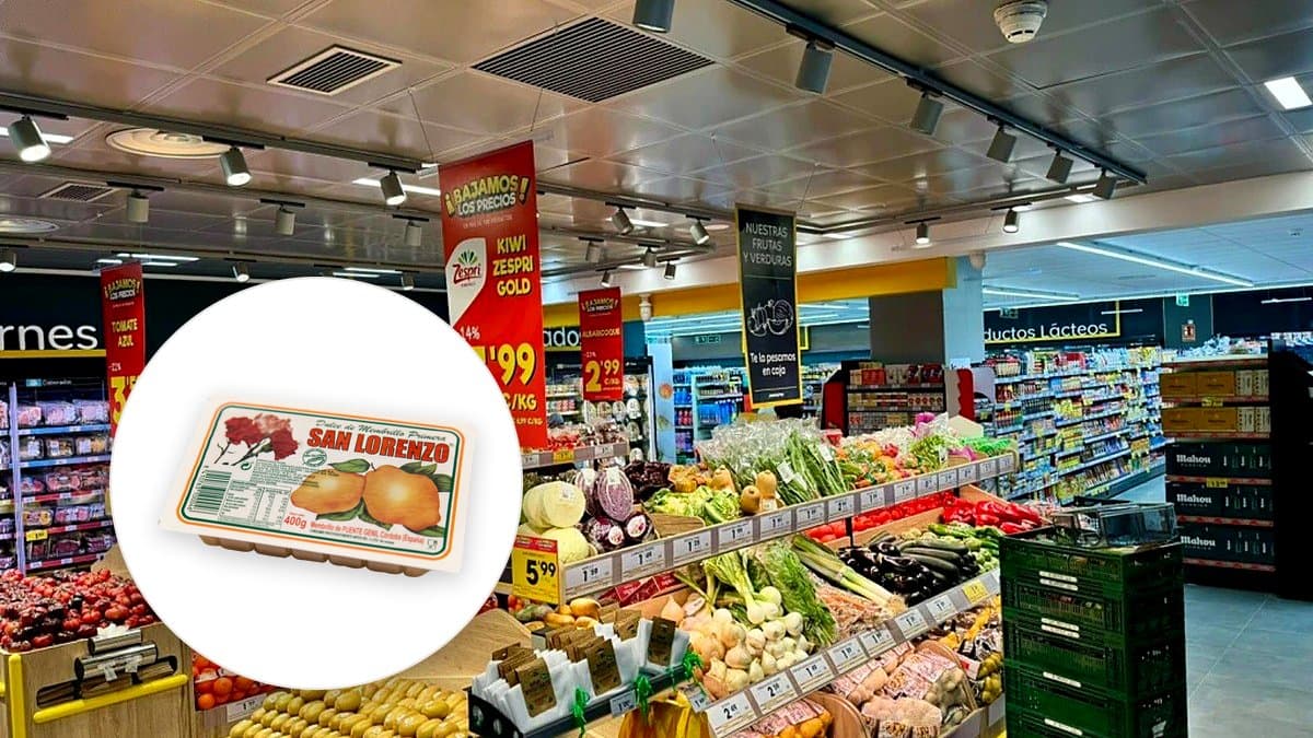 Entrada de supermercado Eroski City con decoración moderna, estantería de productos frescos a la vista, clientes en el interior
