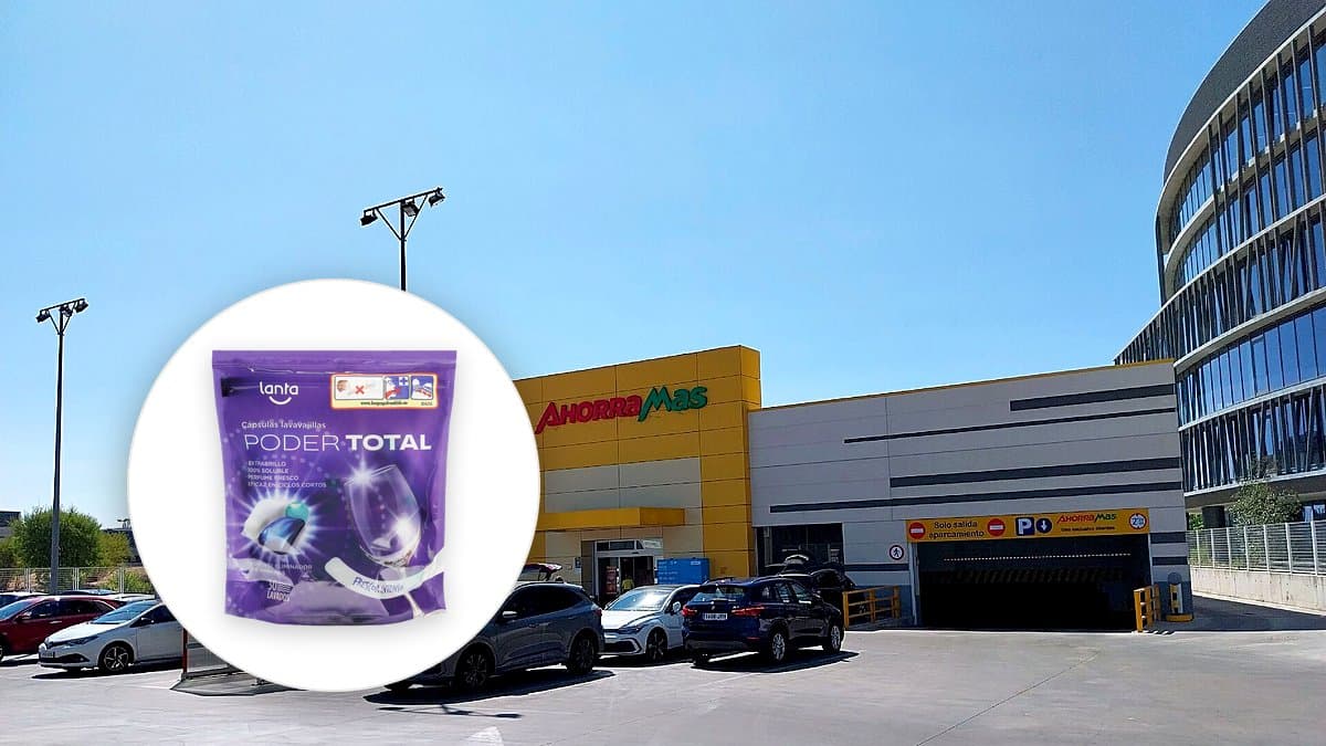 Caja de cápsulas de detergente Lanta Poder Total en mostrador moderno de cocina con lavavajillas de fondo