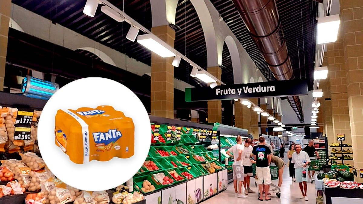 Pack grande de Fanta naranja en el lineal de un supermercado, botellas con condensación, etiqueta visible