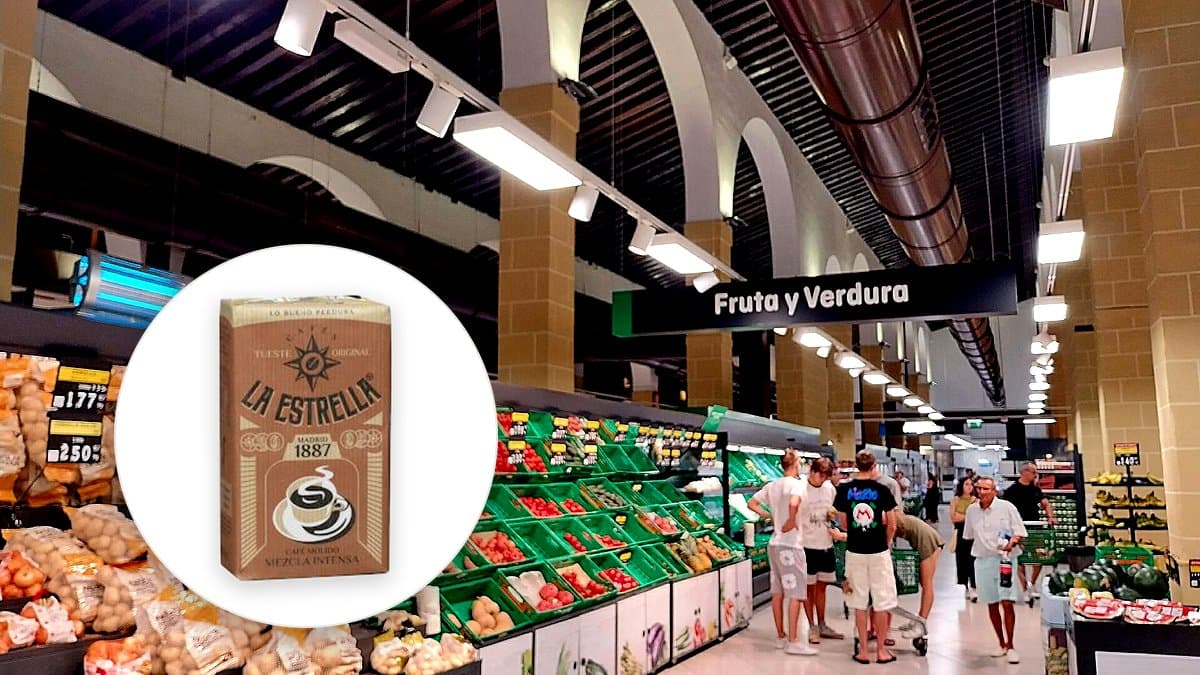 Dos paquetes de café molido La Estrella lado a lado en el lineal de un supermercado, iluminación de tienda, con énfasis en las diferencias visuales de tamaño y envase