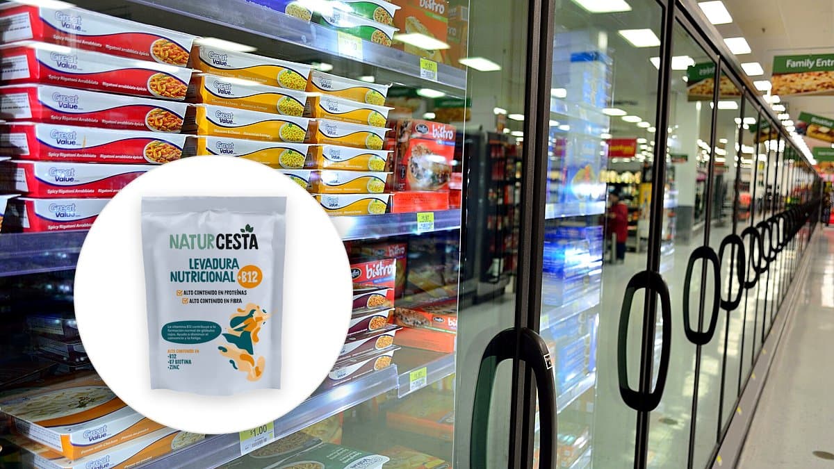 Mano leyendo etiqueta de información nutricional de producto de supermercado bajo iluminación de tienda