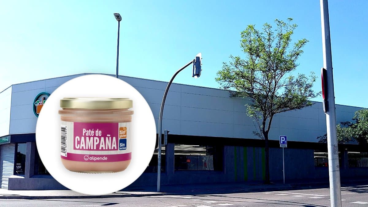 Carro de compra vacío en pasillo tranquilo de supermercado, luz difusa suave, atmósfera reflexiva