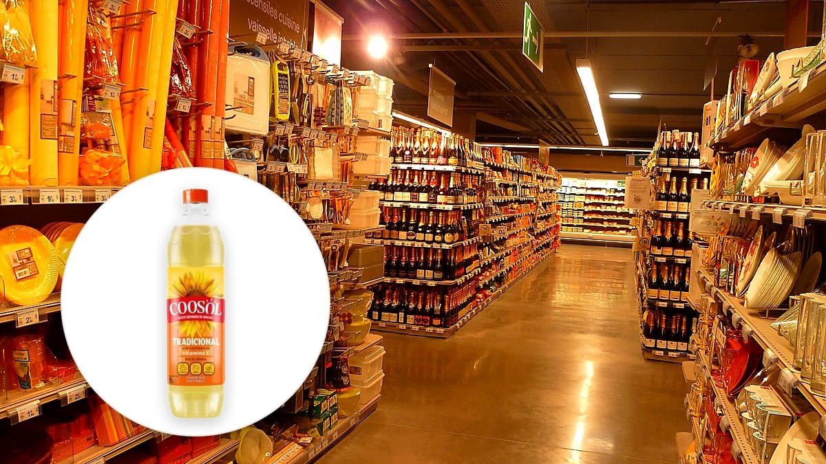Botellas de aceite de girasol en estantería de supermercado con iluminación cálida y dorada