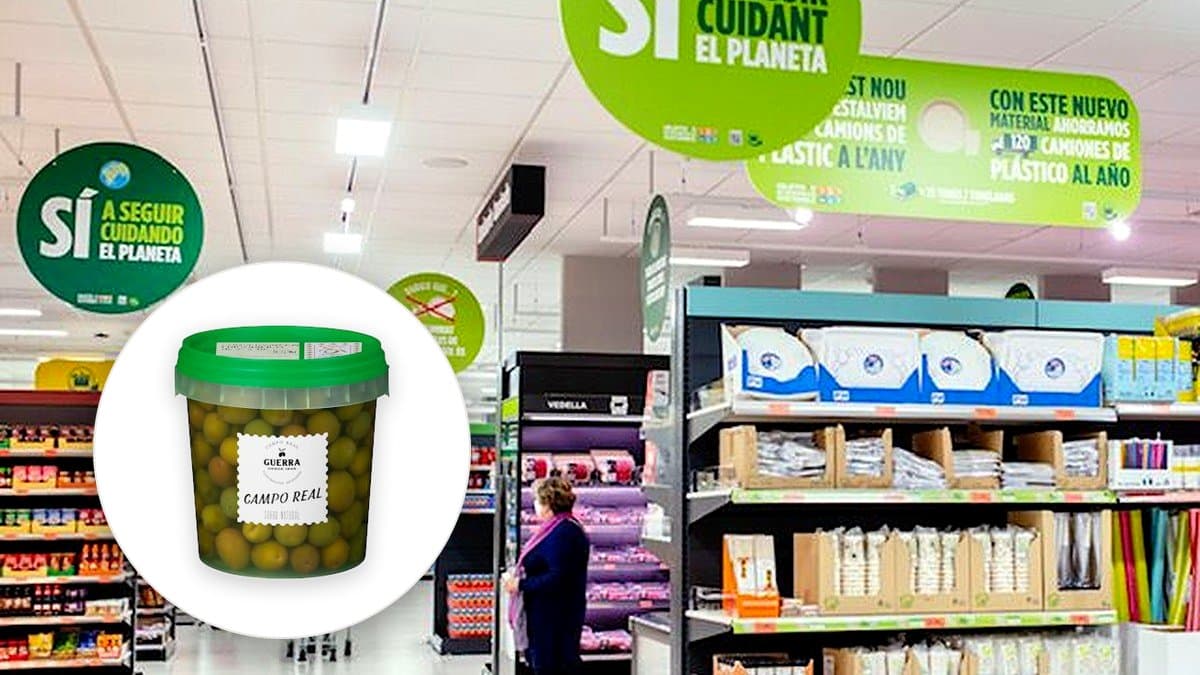 Estantería de supermercado con etiquetas de precio, iluminación de retail, comparativa visual de marcas de descuento frente a hipermercados