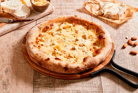 PIZZA 5 FORMAGGI — Ginos