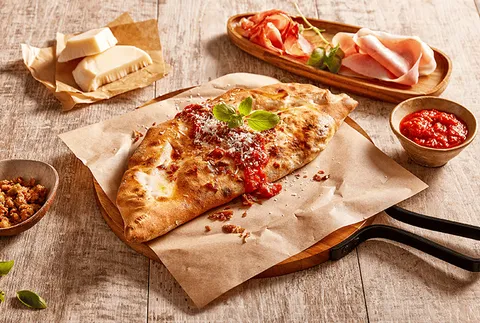 CALZONE NAPOLETANO — Ginos