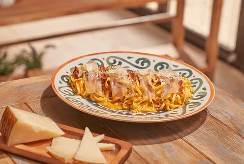 LINGUINE ALLA CARBONARA E PANCETTA CON MANCHEGO — Ginos