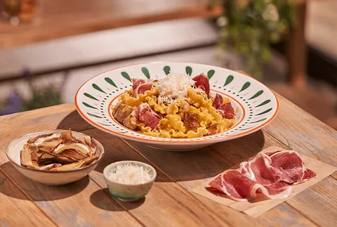 MAFALDE ALLA CARBONARA E PALETA IBÉRICA CON BOLETUS — Ginos
