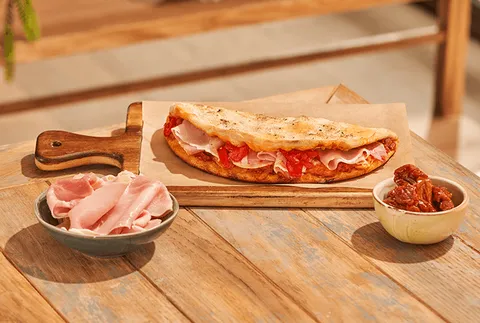 Piadona Prosciutto e Pesto — Ginos