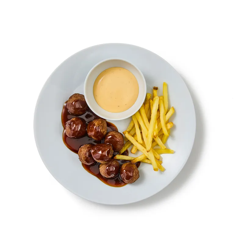 Carta de Restaurante IKEA: Albóndigas de proteína vegetal, patatas fritas, salsa cheddar suave y salsa picante coreana 8 unidades