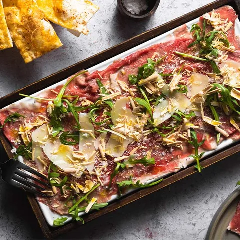 Carpaccio de presa ibérica con virutas de foie — La Mafia se sienta a la mesa