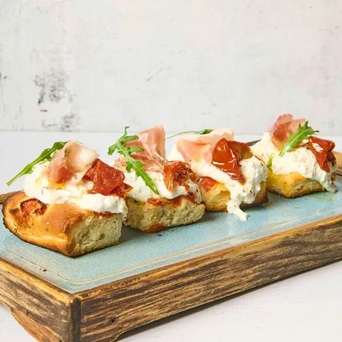 Focaccia con pomodorini e burrata — La Mafia se sienta a la mesa
