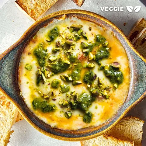 Provolone al horno con pesto y pistachos — La Mafia se sienta a la mesa