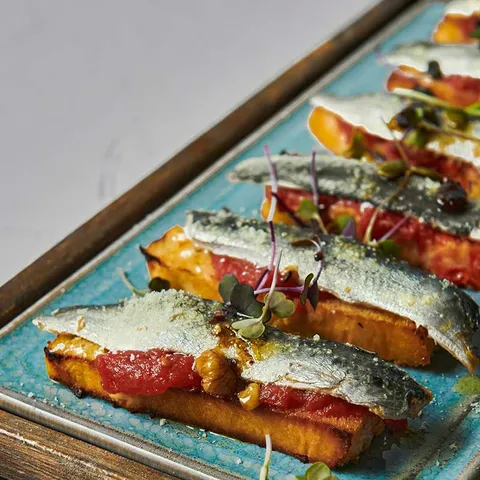 Sardine marinate sobre focaccia pomodoro y vinagreta de frutos secos — La Mafia se sienta a la mesa