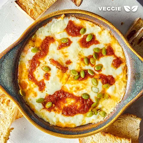 Provolone al horno con pesto rosso — La Mafia se sienta a la mesa