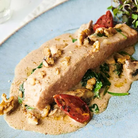Lomo de salmón a la crema con espinacas y nueces — La Mafia se sienta a la mesa