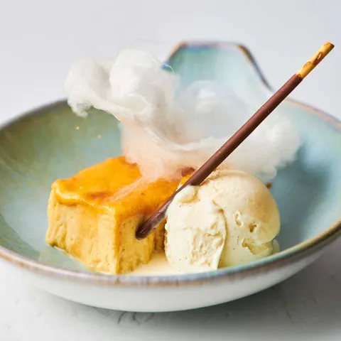 Torrija de brioche caramelizada con helado de vainilla — La Mafia se sienta a la mesa